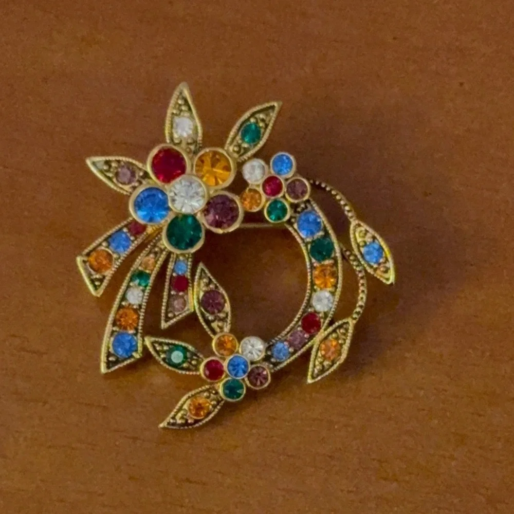 Vintage Gold Tone Multi Color Rhinestone Floral Wreath Brooch Pin Crystal Flower